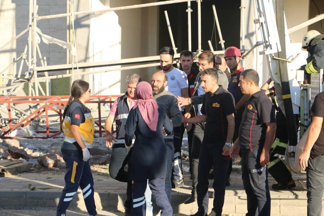 İnşaat iskelesi çöktü, işçiler iple hayata tutundu 8